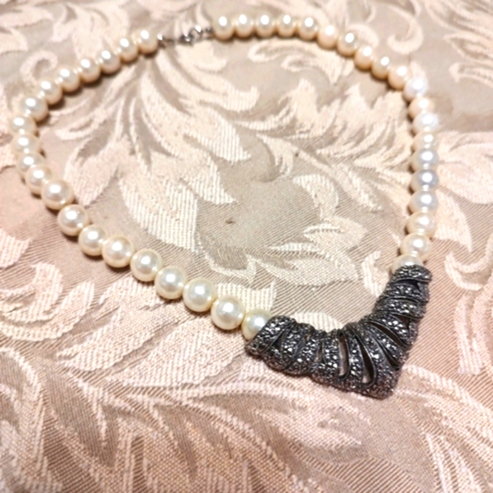 🐦⬛ Exquisite Art Deco Inspired Vivid White Pearl & Silver Statement Necklace - Picture 3 of 13